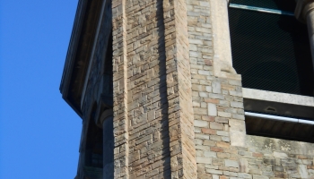 Caisson sur façade église en pierre (5).JPG
